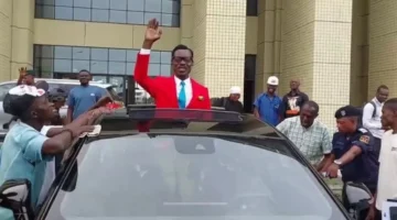 سيارة فاخرة.. وزارة الرياضة الكونغولية تُكرم المشجع لومومبا بجائزة استثنائية تقديرًا لجهوده